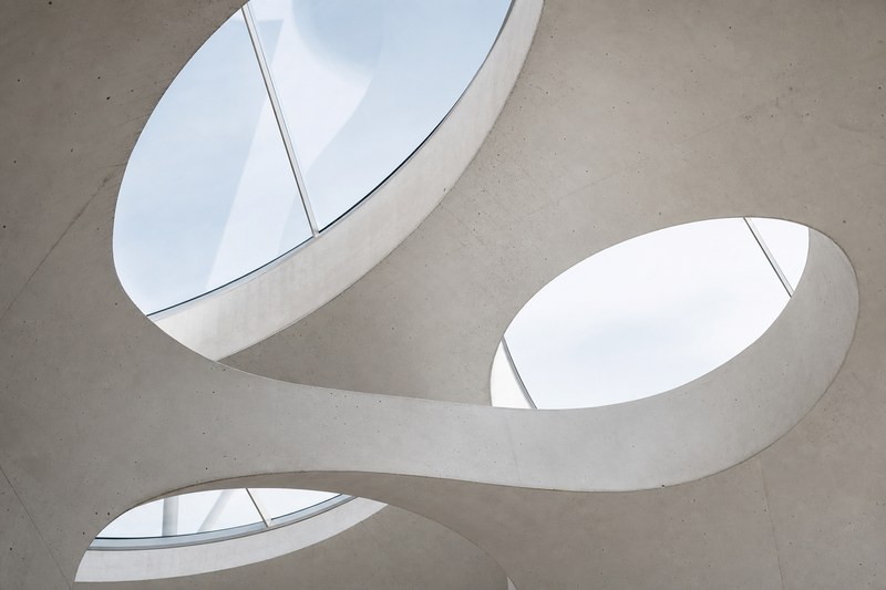 Oval ışıklıklarla biçimlenen çağdaş beton mimari